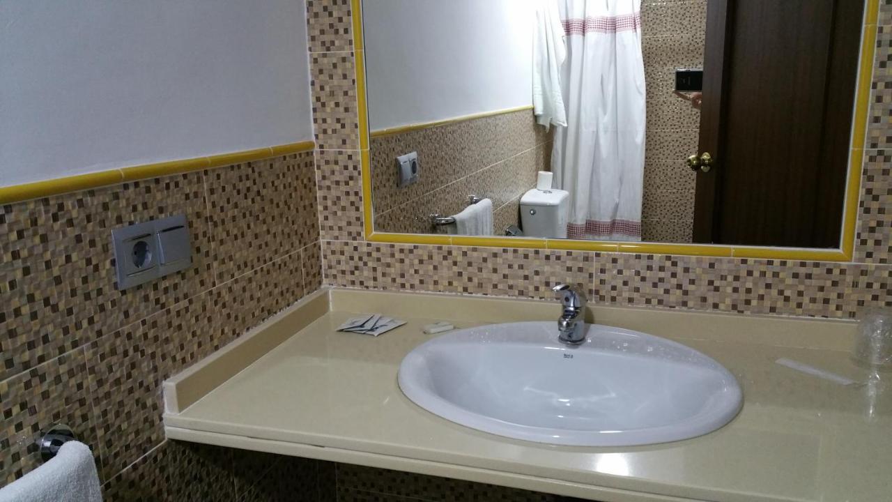 Hostal El Lirio Больюльос-Пар-дель-Кондадо Экстерьер фото