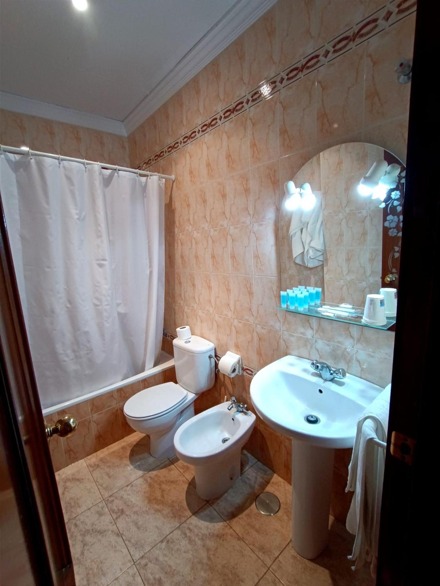 Hostal El Lirio Больюльос-Пар-дель-Кондадо Экстерьер фото