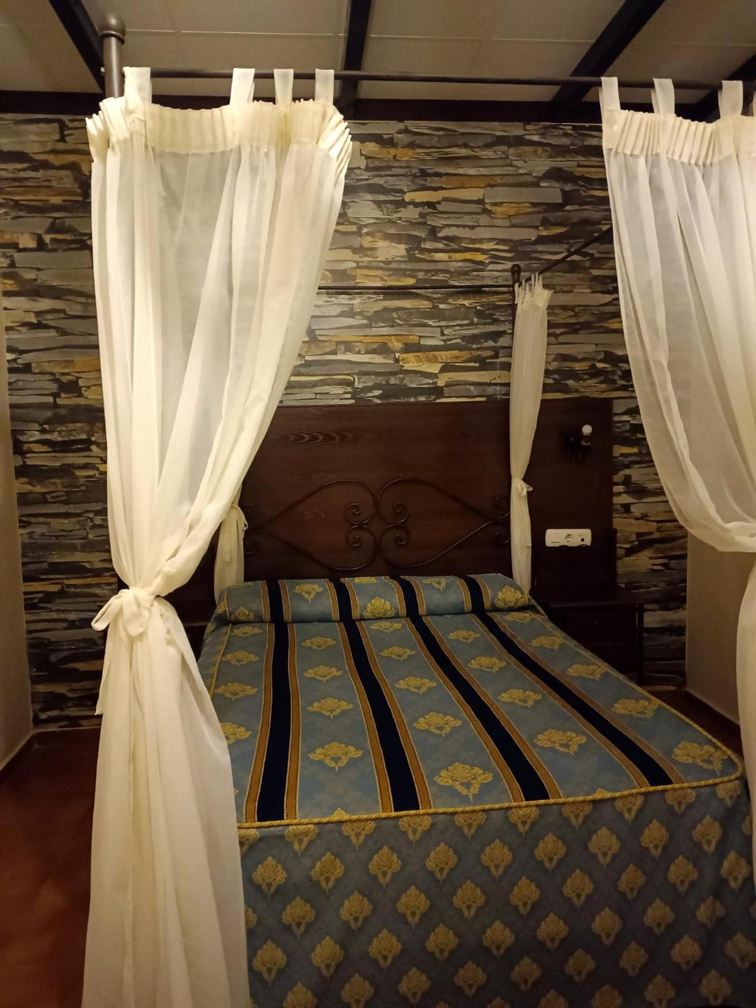 Hostal El Lirio Больюльос-Пар-дель-Кондадо Экстерьер фото