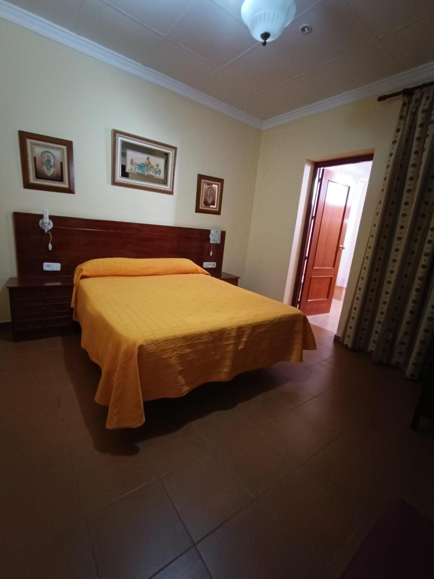 Hostal El Lirio Больюльос-Пар-дель-Кондадо Экстерьер фото